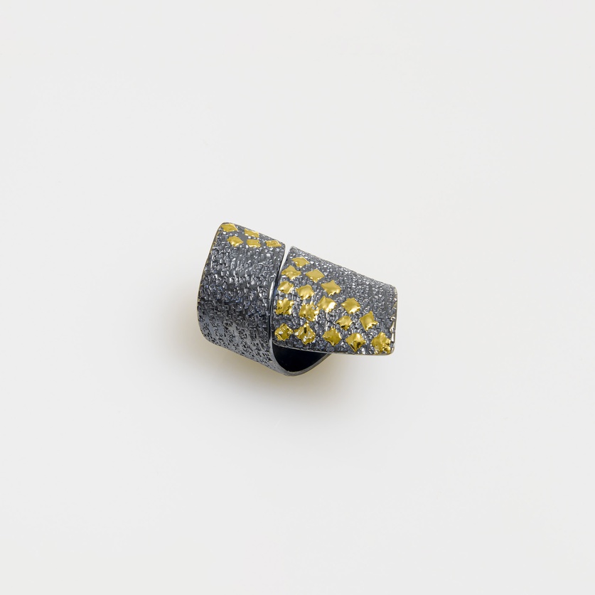 Μαύρο ασημένιο δαχτυλίδι με ένθετο χρυσό K18