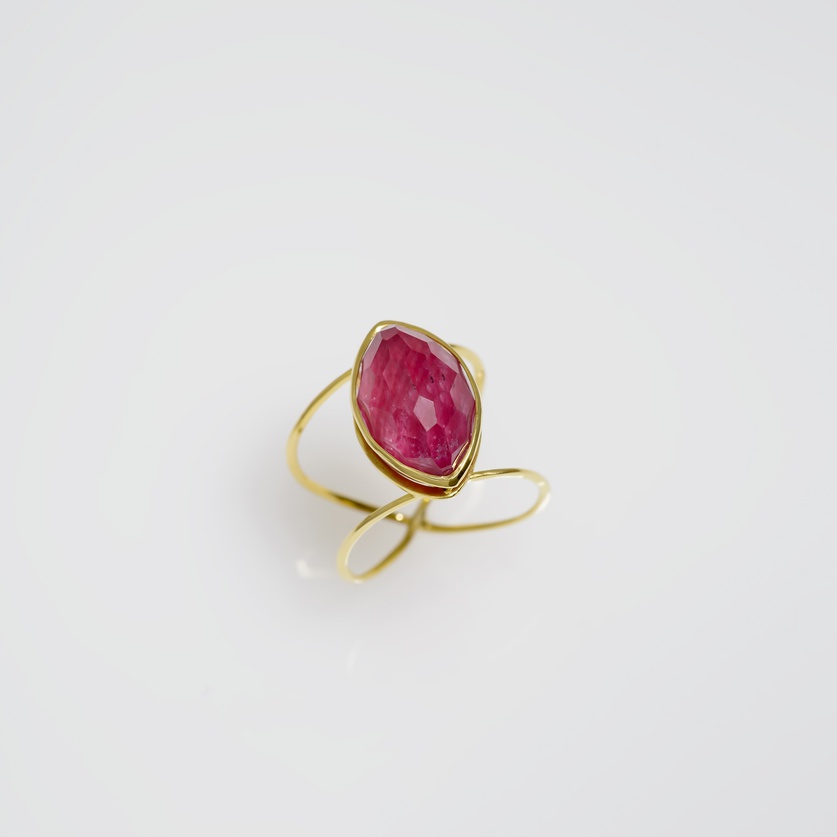 Gold with faceted ruby-quartz doublet stone