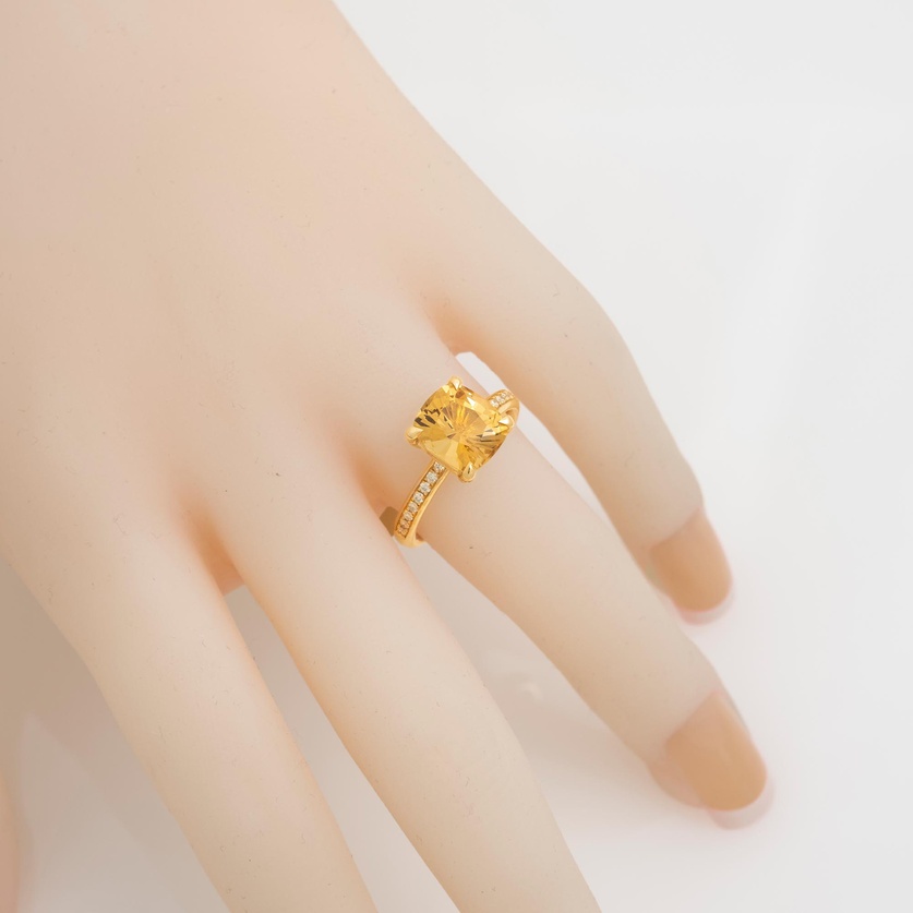 Stunning gold ring with yellow beryl and brilliant-cut diamonds
