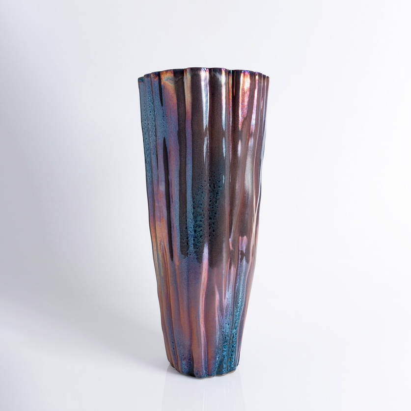 Majestic vase with a stunning iridescent surface