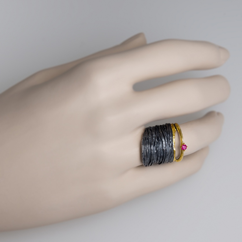 Distinctive silver ring with gold inlay and ruby