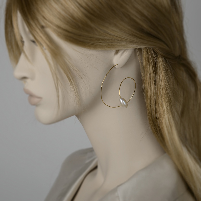 Beautiful hoops with light movement in gold and pearl
