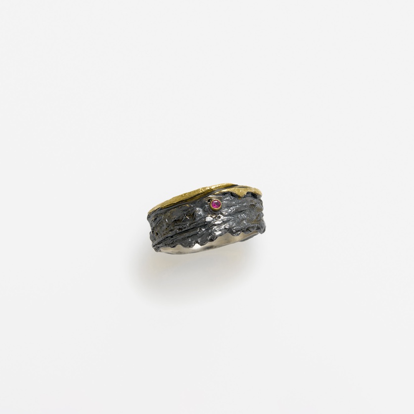 Rough surface ring in silver and gold inlay with ruby