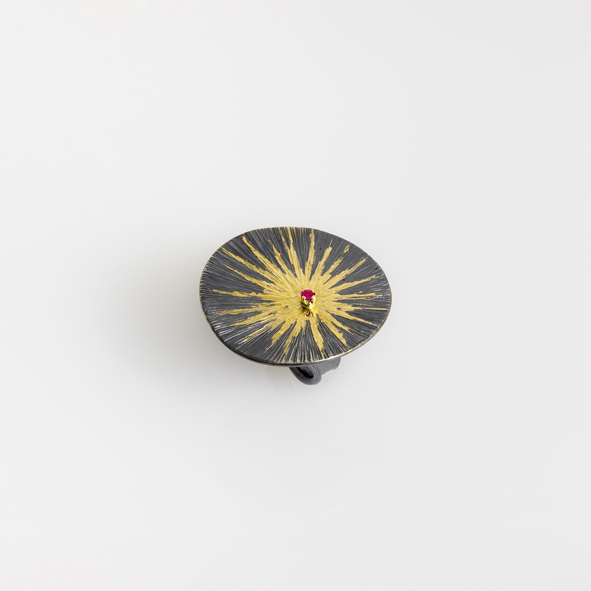 Εντυπωσιακό ασημένιο δαχτυλίδι με ένθετο χρυσό και ένα μικρό ρουμπίνι