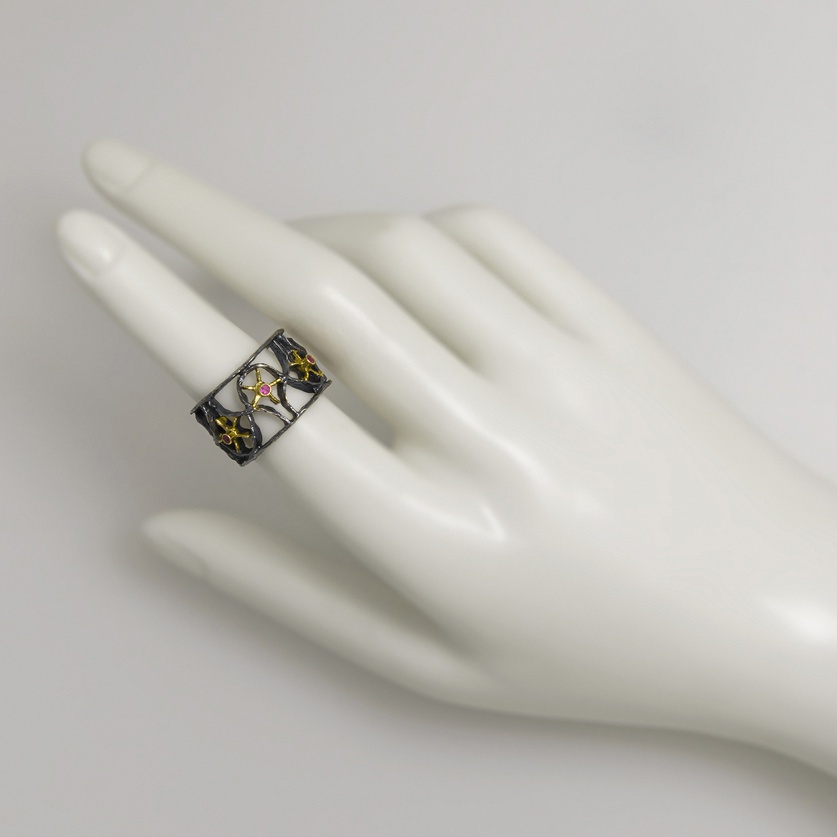 Ασημένιο δαχτυλίδι περίτεχνης λεπτομέρειας με ένθετο χρυσό και ρουμπίνια