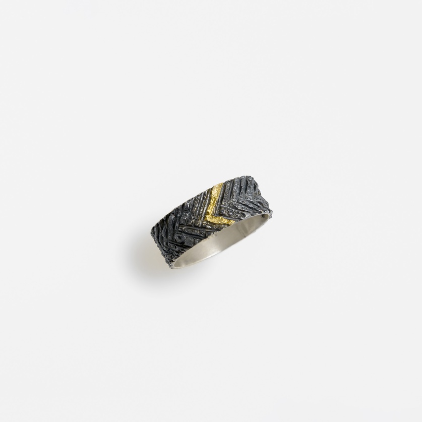 Ring with geometric striations in silver and gold inlay