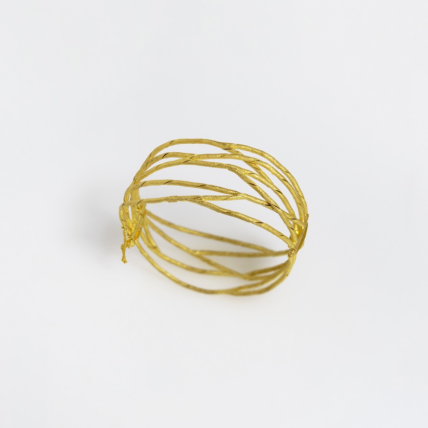 Astonishing bracelet in K18 yellow gold