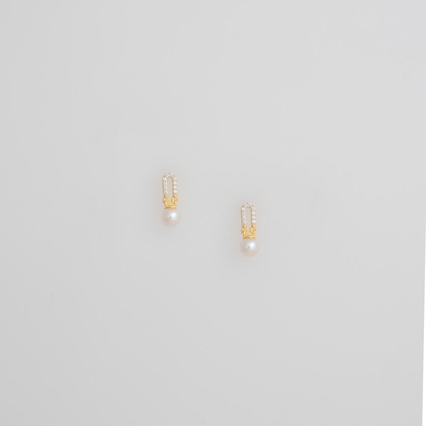 Earrings with pearls and zircon