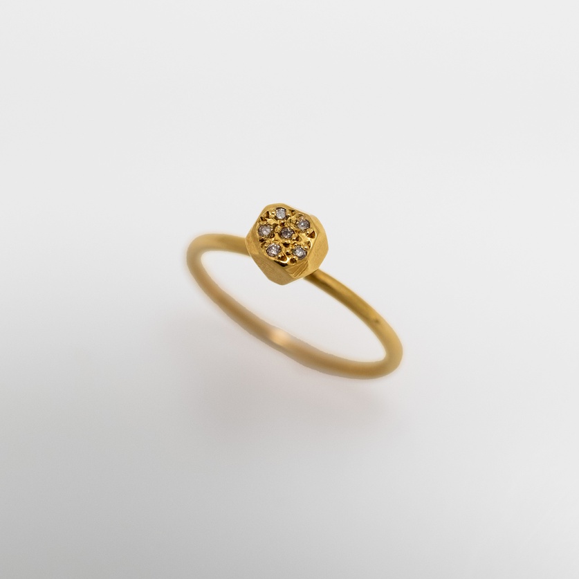 Beautiful gold ring with brown diamonds