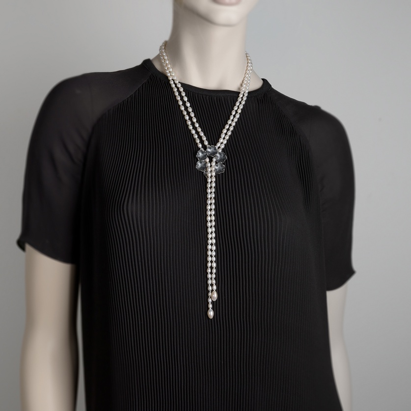 Elegant cravate silver necklace with pearls