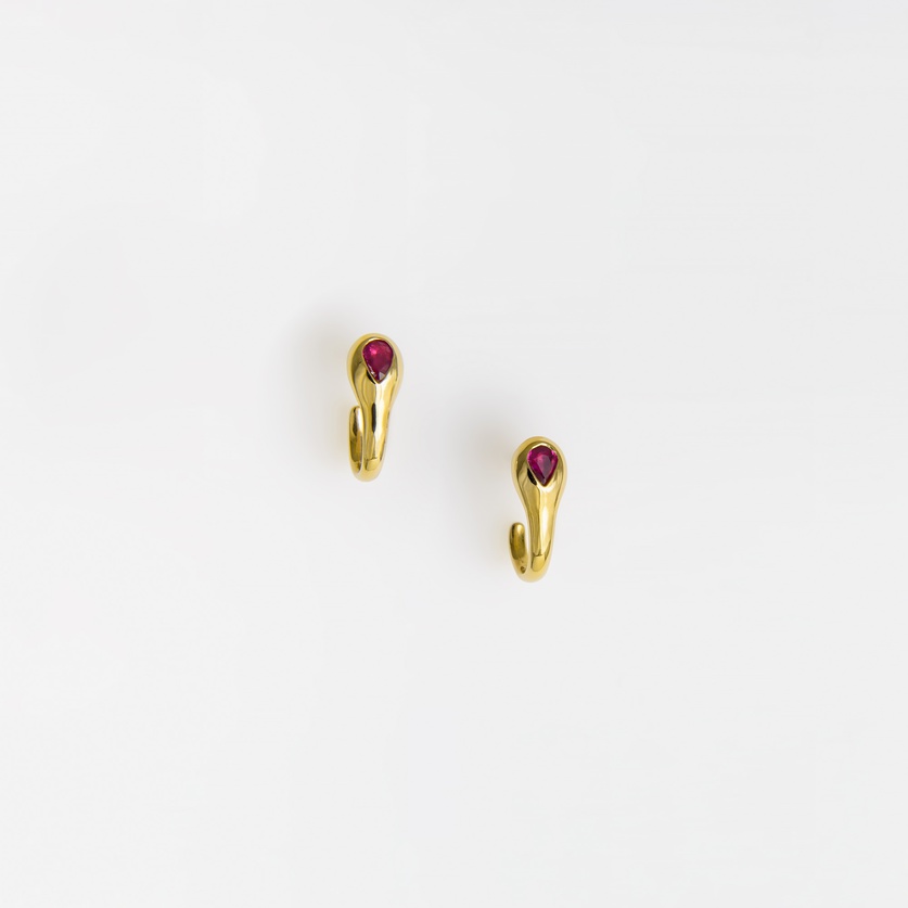 Romantic gold earrings with rubies