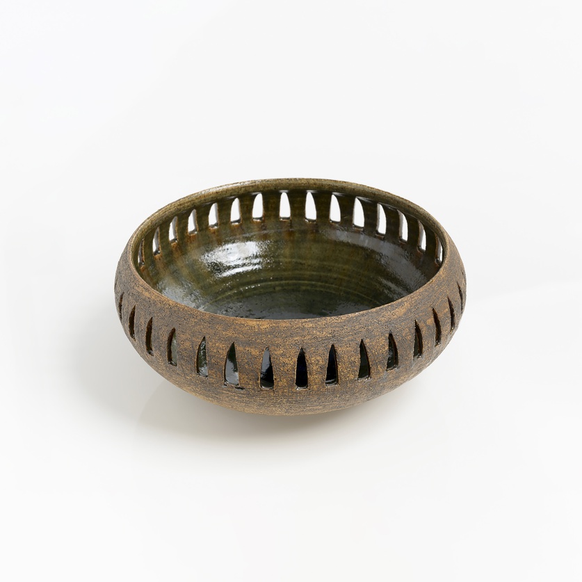 Striking ceramic bowl with slits