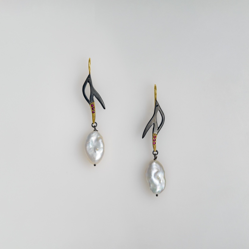 Distinctive earrings with pearls and rubies