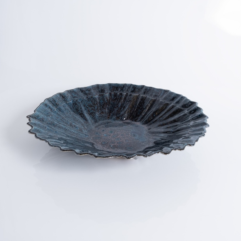 Dark blue platter with wavy rim