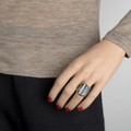 Δαχτυλίδι μοντέρνου design σε μαύρο ασήμι με χρυσό κύκλο