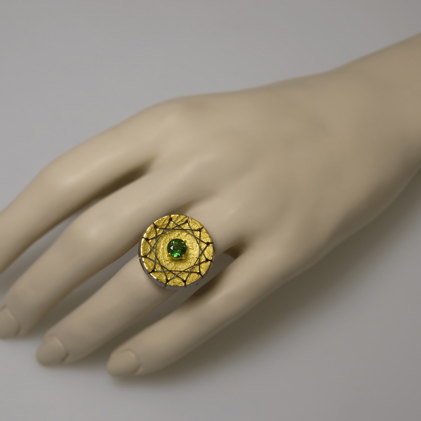 Εντυπωσιακό δαχτυλίδι σε ασήμι και χρυσό με πράσινη τουρμαλίνη