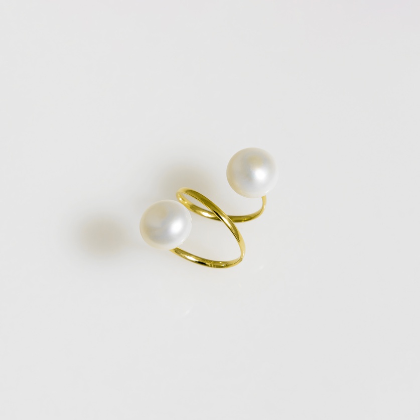"Αέρινο" δαχτυλίδι σε χρυσό με δύο μαργαριτάρια