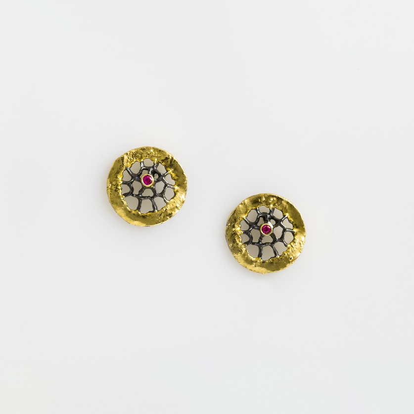 Σκουλαρίκια "Ιστός" σε ασήμι, ένθετο χρυσό και ρουμπίνια