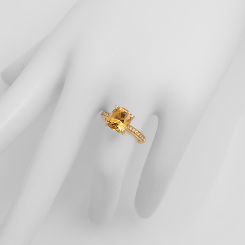 Stunning gold ring with yellow beryl and brilliant-cut diamonds