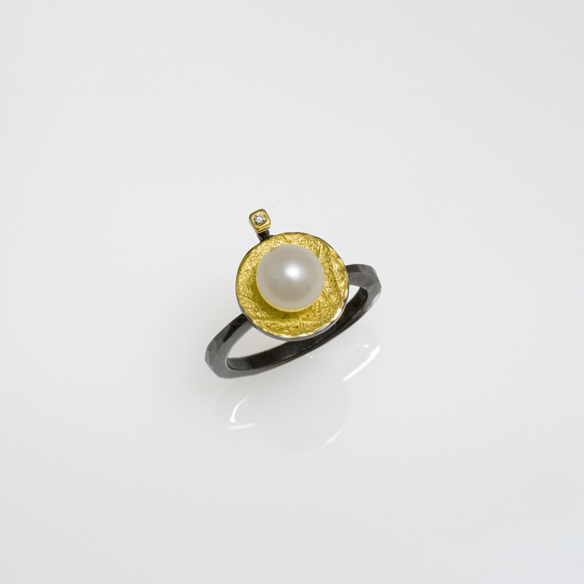 Δαχτυλίδι σε ασήμι & χρυσό με μαργαριτάρι & μικρό διαμάντι