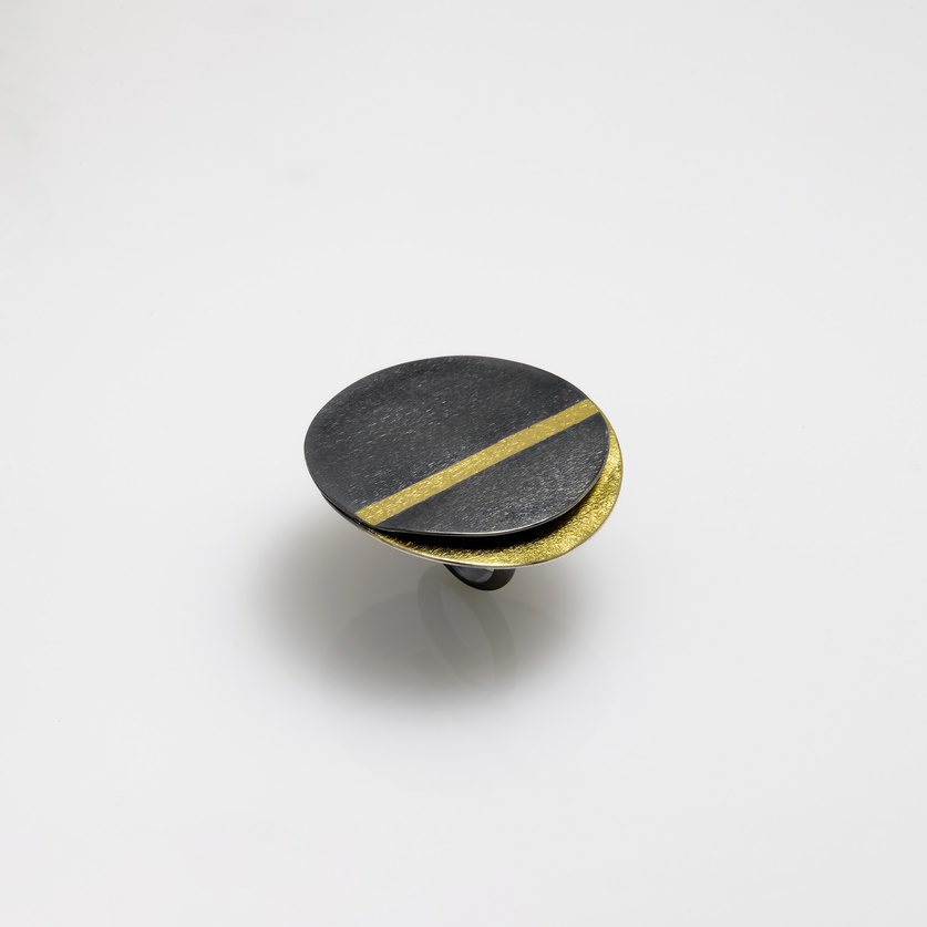 Modern silver ring with gold inlay in disc form