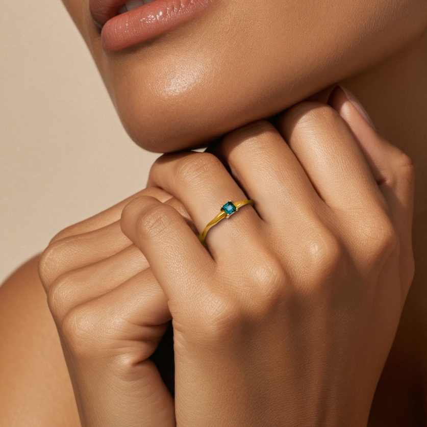 Χρυσό δαχτυλίδι αρραβώνα με emerald