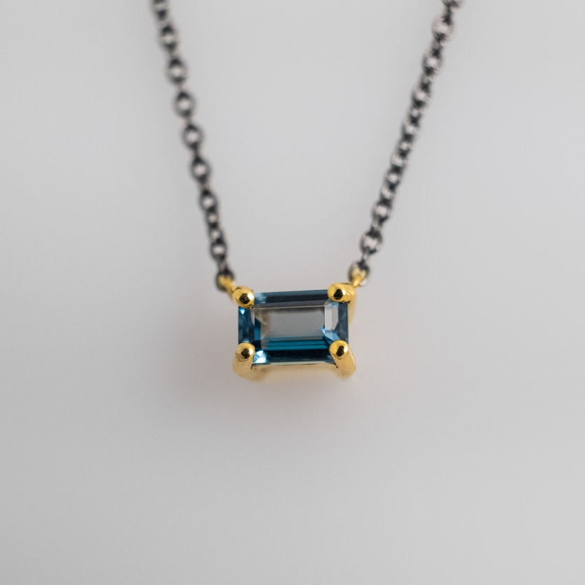 Beautiful necklace in gold with blue topaz