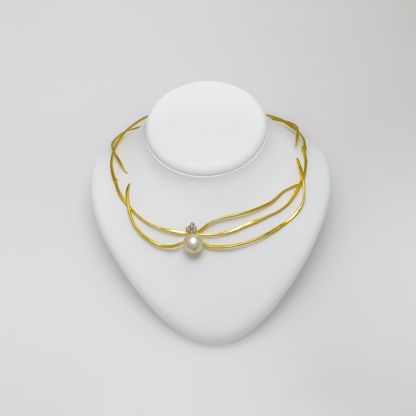 Enchanting gold necklace with South Sea pearl and diamonds