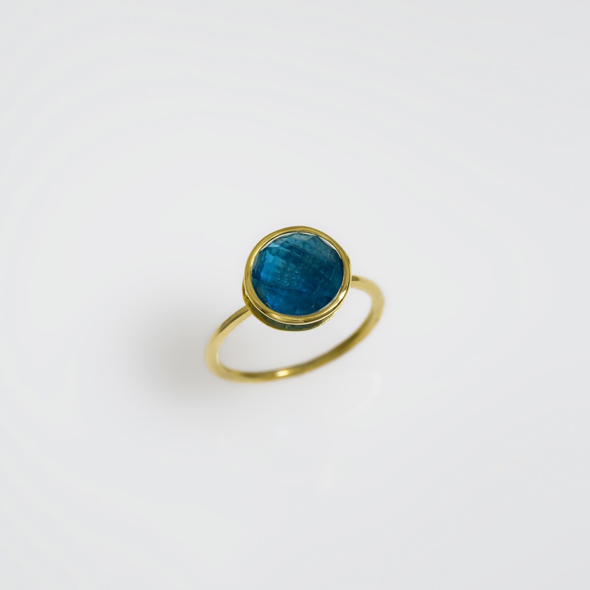 Όμορφο στρογγυλό δαχτυλίδι σε χρυσό με πέτρα doublet απατίτη