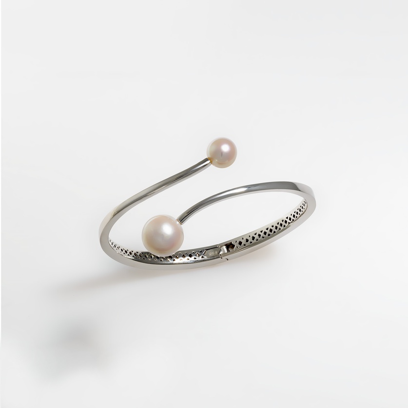 Contemporary design silver bracelet with Ming pearls