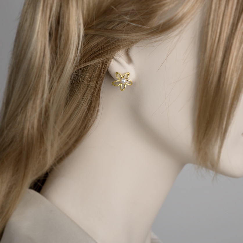 Flower-shaped earrings in gold with pearl