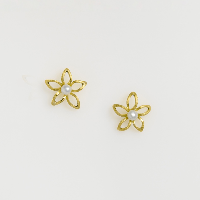 Flower-shaped earrings in gold with pearl