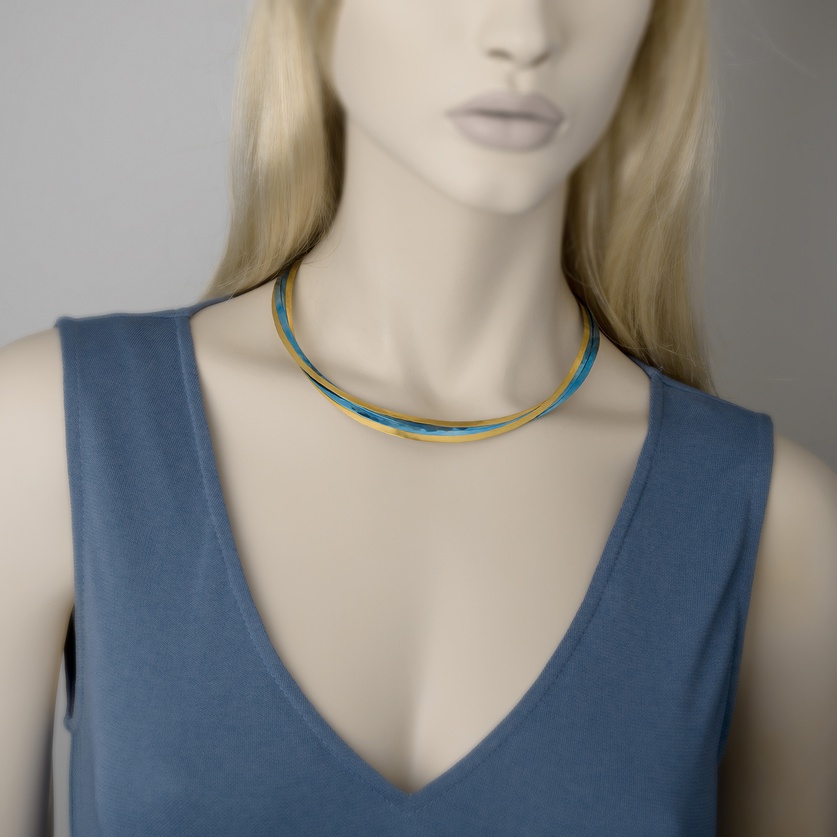 Elegant necklace of contemporary design in titanium and gold