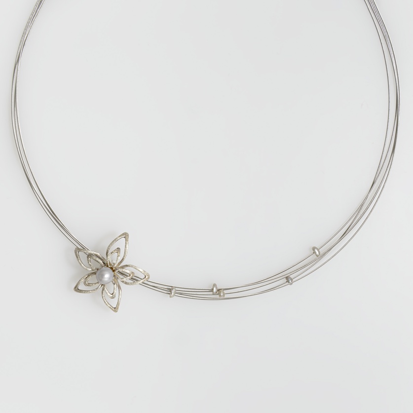 Flower-shaped silver necklace with pearls