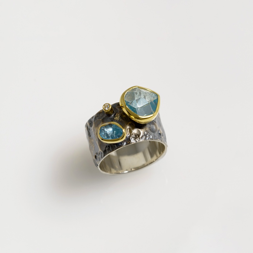 Φαρδύ σφυρήλατο δαχτυλίδι με 2 aquamarines & διαμάντι