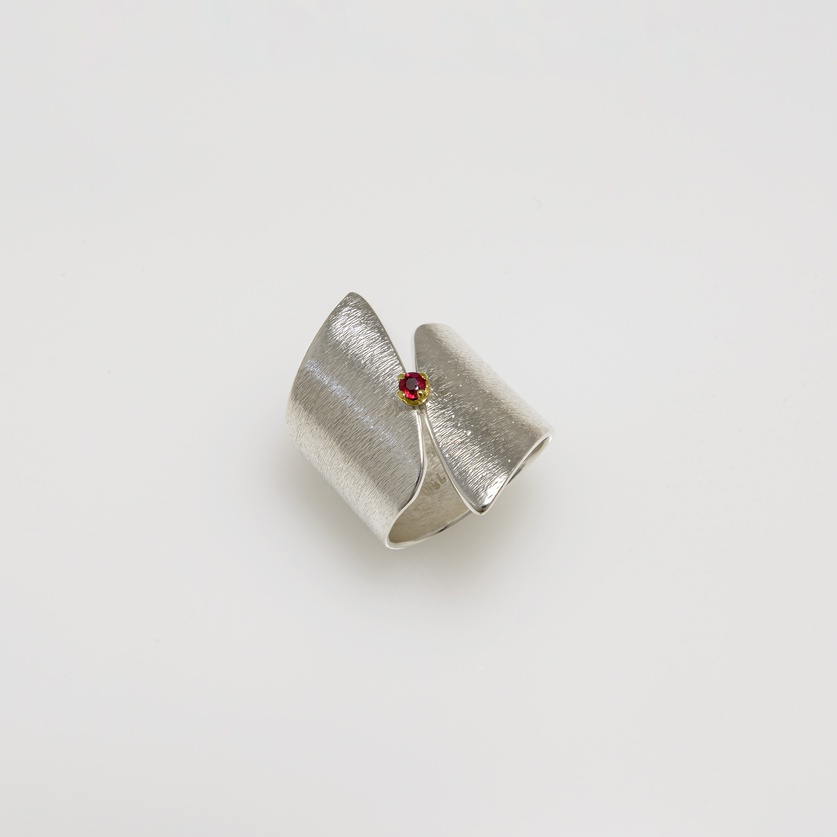Sleek silver ring with K18 gold and ruby