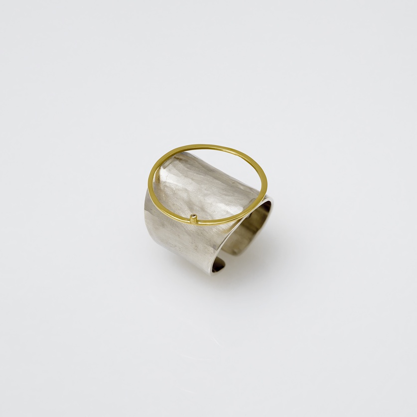 Δαχτυλίδι μοντέρνου design σε λευκό ασήμι με χρυσό κύκλο και διαμάντι