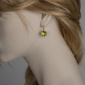 Όμορφα σκουλαρίκια με φωτεινούς πράσινους λίθους, περίδοτους