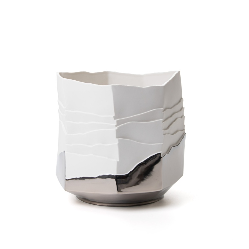 Low porcelain form with a platinum finish