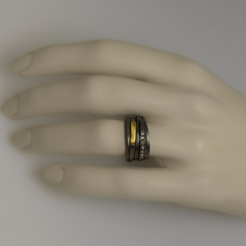 Φαρδύ ασημένιο δαχτυλίδι με διαμάντια και λεπτομέρεια σε χρυσό