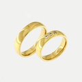 Classic-style gold wedding rings with three diamonds
