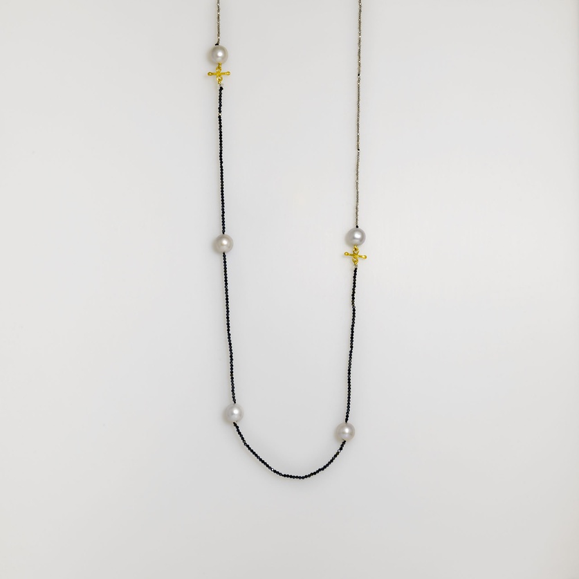 Long necklace with details in gold, labradorites, hematites and pearls