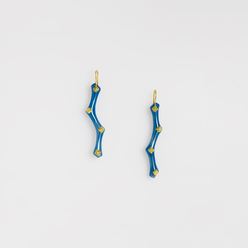 Captivating drop earrings in titanium and gold