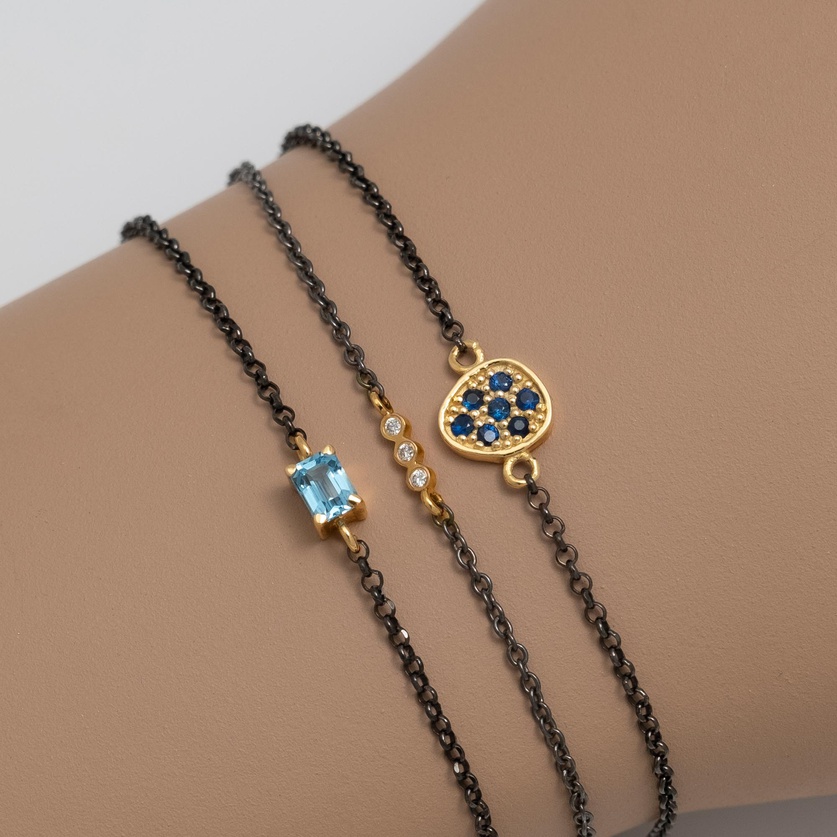 Bracelet with blue emeralds