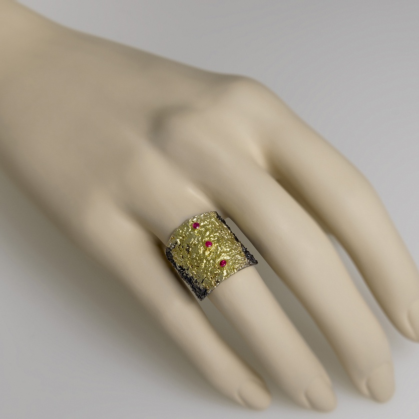 Εντυπωσιακό δαχτυλίδι τραχειάς επιφάνειας σε ασήμι, ένθετο χρυσό και ρουμπίνια