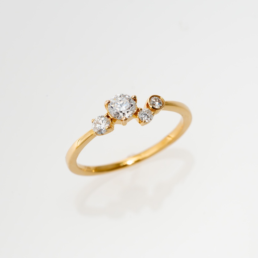 Elegant Gold Engagement Ring With Brilliant-Cut Diamonds