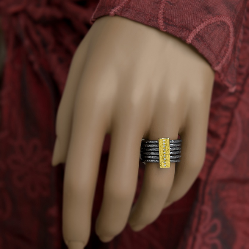 Εκπληκτικό ασημένιο δαχτυλίδι με χρυσό Κ18 και εννέα διαμάντια