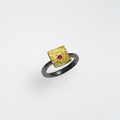 Τετράγωνο ασημένιο δαχτυλίδι με χρυσό και ρουμπίνι
