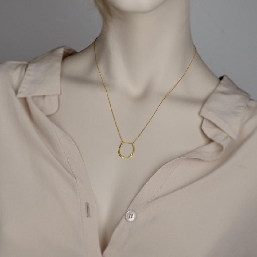 Graceful lustrous gold necklace with diamond
