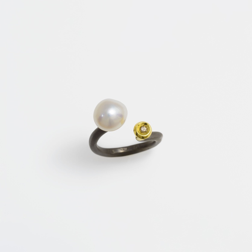 Elegant ring in silver and gold with pearl and rosecut diamond